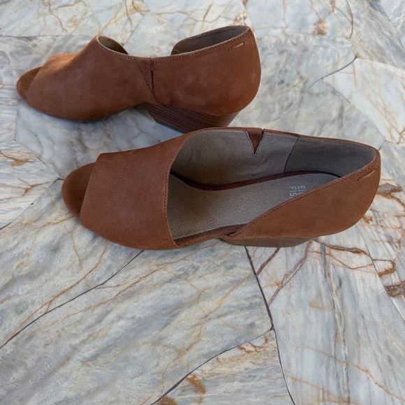 EILEEN FISHER Camel Suede Shoes, Size 8 1/2 - Picture 2 of 7